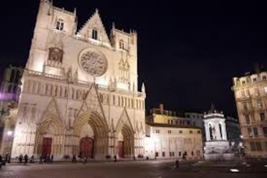 Pepite Rare 8 Personnes Au Coeur Battant Du Vieux Lyon Apartment Luaran gambar